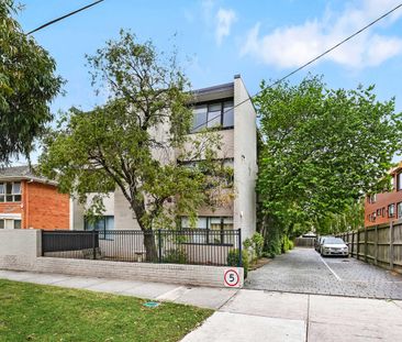 CLASSIC 1 BEDROOM APARTMENT IN THE HEART OF ESSENDON - Photo 2