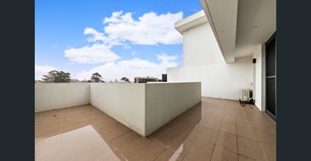 Spacious Top Floor Split-Level Apartment - Photo 2