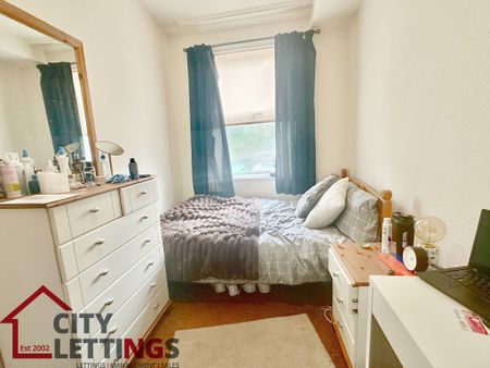 4 Bedroom Mid Terraced House - Photo 2