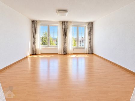 Preiswerte 4-Zimmerwohnung auf 90 m2 mit Balkon und Aussenparkplatz in - Photo 3