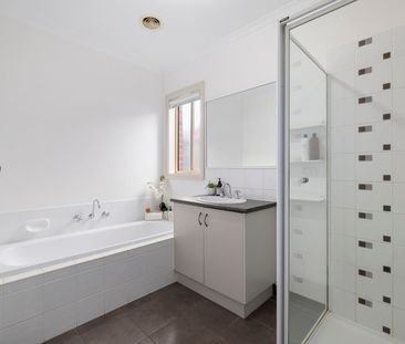 Parkfront Comfort Meets Family Convenience - Photo 2