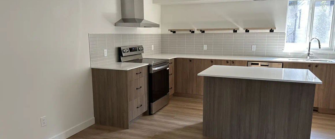 3-Bed Haven with Parking & Big Bonuses! — 3 Bedrooms Townhouse - Photo 1