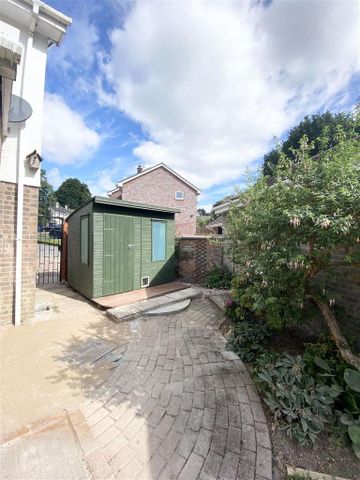 3 bedroom end of terrace house to rent - Photo 5