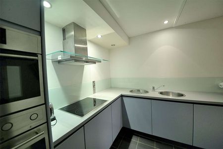 Fantastic Fully Furnished One Double Bedroom Apartment in the heart of Manchester's Spinningfields district. - Photo 2