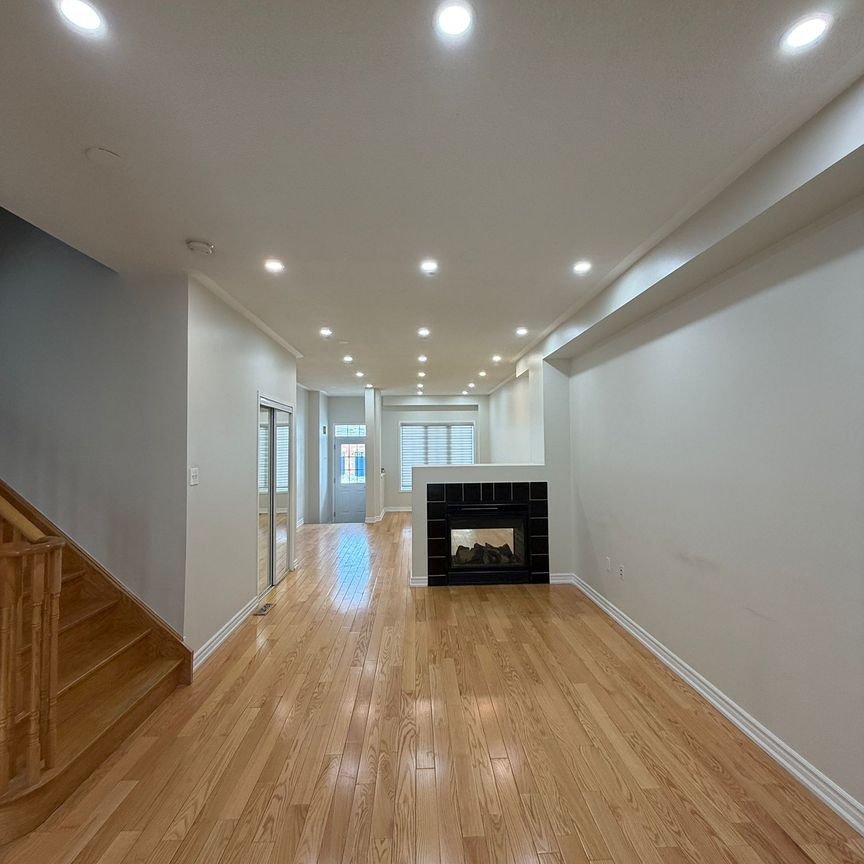 For Lease - 10 Birdsongs Street, Richmond Hill, Ontario - Photo 1