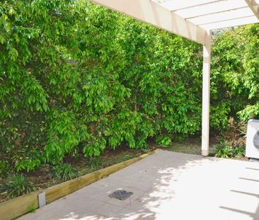 Stylish Ground Floor Apartment with Courtyard in Prime Doncaster Lo... - Photo 2