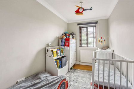 A beautifully presented, detached three bedroom family home with garage. - Photo 4