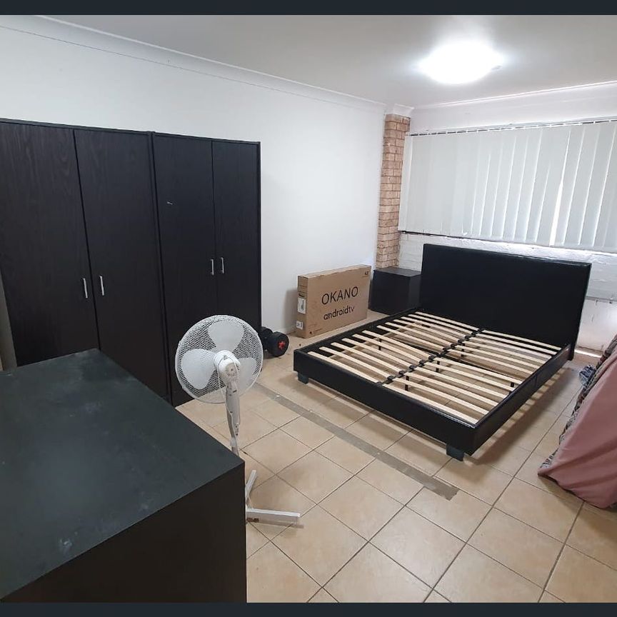 Private room for lease Canley Vale - single and double room - Photo 1