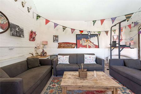 An Imposing Country Residence with Elegant Features - Photo 4