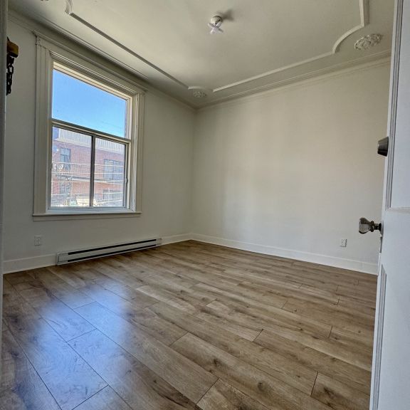 Ville-Marie - Superbe 6 1/2 Rénové - Photo 1