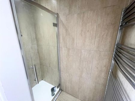 4 bedroom flat to rent - Photo 5