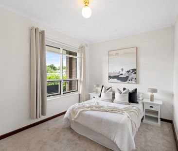 IMMACULATE 3 BEDROOM TOWNHOUSE in small group of 4! - Photo 4