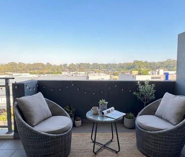 MODERN STREET FACING APARTMENT! - Photo 6