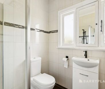 4 Bedroom, 6 Car Garage - Photo 4