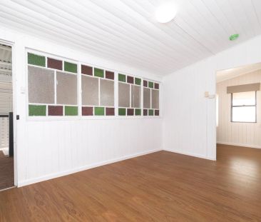 West End Cottage in Unbeatable Location! - Photo 2