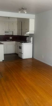 Kits 1 bed condo mins from the beach, hardwood floor, second floor - Photo 1