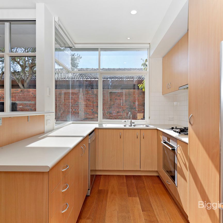 Spacious 3 Bedroom Townhouse in Prime Richmond Location - Photo 1