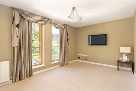 Elegant Four-Bedroom Townhouse with Roof Terrace, Garage & Garden  Prime Clifton Location. - Photo 3