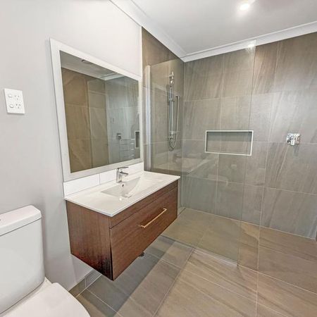 Immaculate townhouse with granny flat, solar & high spec finishes! - Photo 3