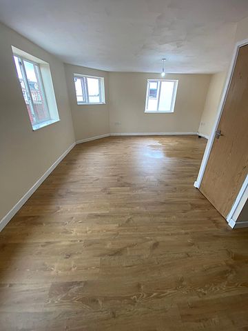 £1,200 PCM, Spacious Newly Refurbished Two Bedroom Flat in Penarth Road, Grangetown, Cardiff, CF11 6NJ - Photo 3