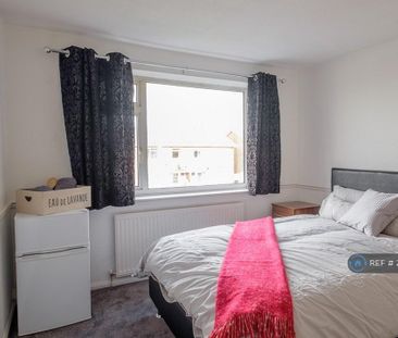1 bedroom in a flat share to rent - Photo 3