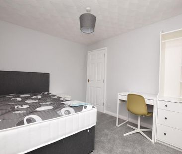 4 bedroom semi-detached house to rent - Photo 4