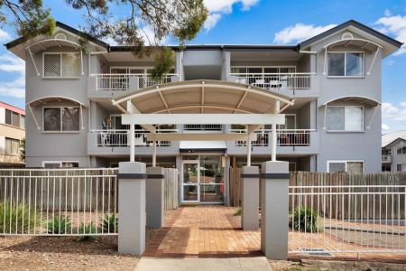 Prime Location Refurbished 2-Bedroom Unit with Ensuite Bathrooms - Photo 4