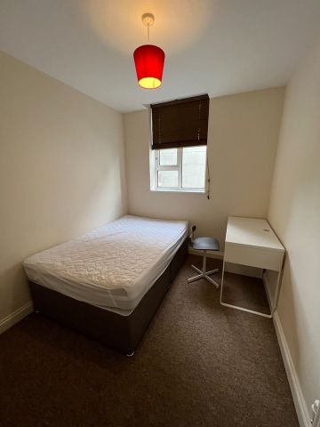 3 Bed Flat, Bond Street, BS1 - Photo 2