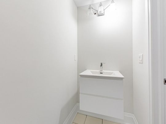 For Lease - 889 Clark Avenue, Vaughan, Ontario - Photo 1