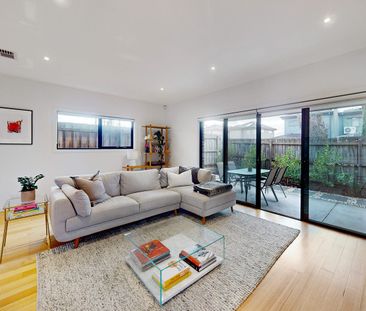 Super Spacious Townhouse - Photo 1