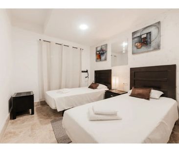 Luxury Semidetached House for rent in Marbella, Andalusia - Photo 3