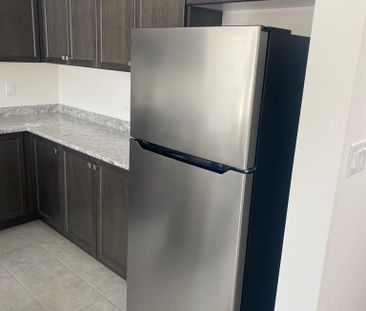 For Lease - 120 Esther Crescent, Thorold, Ontario - Photo 2