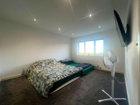 4 bedroom detached house to rent - Photo 3