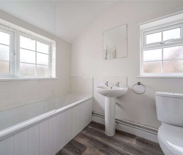 A charming Victorian cottage with garden and parking. - Photo 6