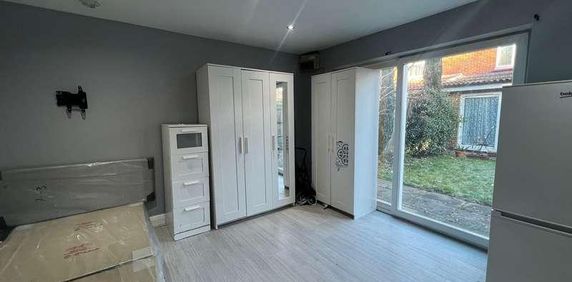 Annex, Northfield Road, TW5 - Photo 2