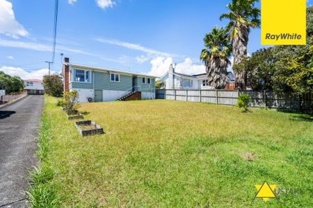 Charming 3-Bedroom Home with Spacious Lawn - Photo 4