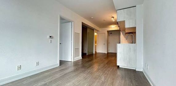 Jarvis / Dundas-Bright Open 1Bdrm+Den 1Bath - Photo 2