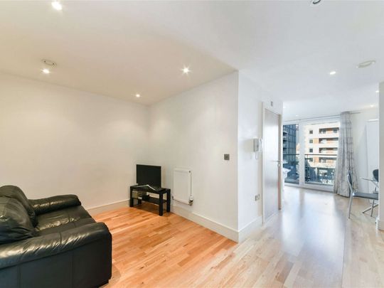 Beautiful studio apartment in a modern development close to South Quay DLR. - Photo 1