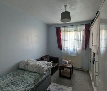 Room in a Shared House, Cowbridge Lane. Barking, IG1 - Photo 3