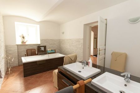 Baden, toll gelegen am Kaiser-Franz-Josef-Ring: sehr günstige GEWERBE-RÄUME zB als: Büro / Praxis / Studio oder Ähnliches mit TOP Infrastruktur - in einem sehr schönen Altbau - Photo 3