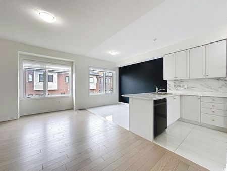 For Lease - 209 Vantage Loop, Newmarket, Ontario - Photo 2