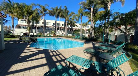 Newly Renovated 2024 | 3 Bedrooms with a Pool & Gym! - Photo 5