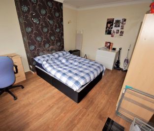 4 bedroom House in St Annes Road, Leeds - Photo 4