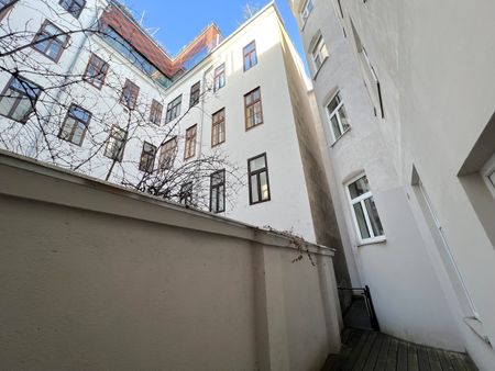 Ruhige 2-Zimmer-Altbauwohnung mit Terrasse - Photo 3