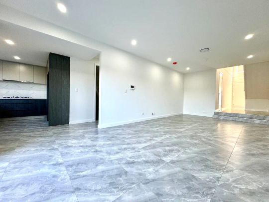 “Elegant 5-Bedroom Home for Rent with Modern Features and Spacious Backyard!” - Photo 1