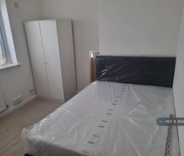 1 bedroom in a house share to rent - Photo 4