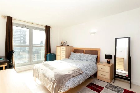 2 bedroom flat in London - Photo 5