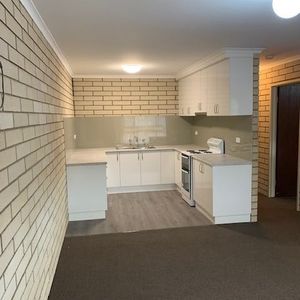 Neat 2 Bedroom Unit - Photo 2