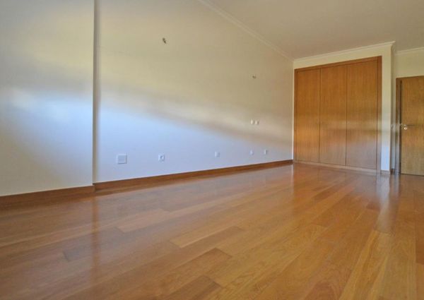 Apartamento T4 em condomínio com piscina e jardim na Beloura