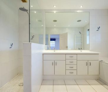 5 bedroom detached house to rent - Photo 4